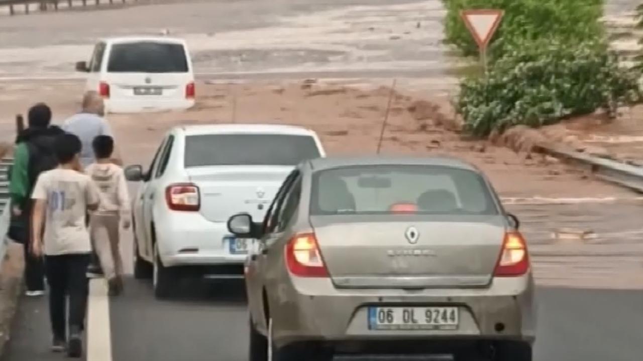 Eskişehir-Ankara kara yolunda trafik akışında aksama! Yollar göle döndü!