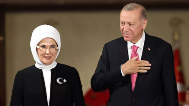 Emine Erdoğan'ın yakın koruması pardösünün gecikmesine  sinirlendi!