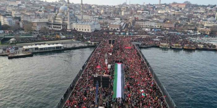 İstanbul Galata Köprüsü'nde 'Şehitlere rahmet, Filistin'e destek, İsrail'e lanet' yürüyüşüne yüz binler katıldı