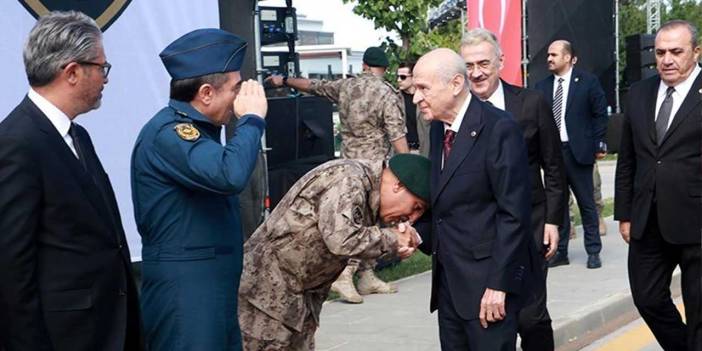 CHP Milletvekili Murat Bakan'dan Özel Harekat Başkanı Süleyman Karadeniz'in Devlet Bahçeli'nin elini öpmesine tepki