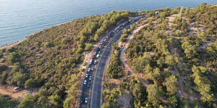 Bodrum'da yaz aylarında bilindik görüntüler... Araç kuyruğu oluştu