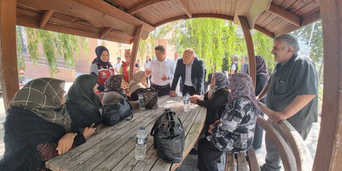 Kızılcahamam Kaymakamı Mehmetbeyoğlu ve Süleyman Acar'dan yangından etkilenen vatandaşlara ziyaret