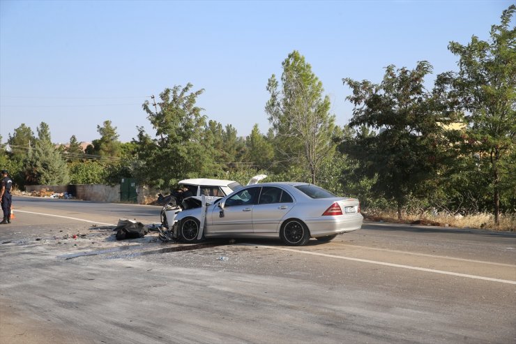 GÜNCELLEME - Gaziantep'te 2 otomobil çarpıştı, 1 kişi öldü, 5 kişi yaralandı