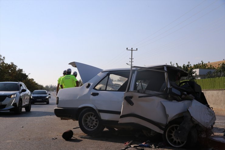 GÜNCELLEME - Gaziantep'te 2 otomobil çarpıştı, 1 kişi öldü, 5 kişi yaralandı