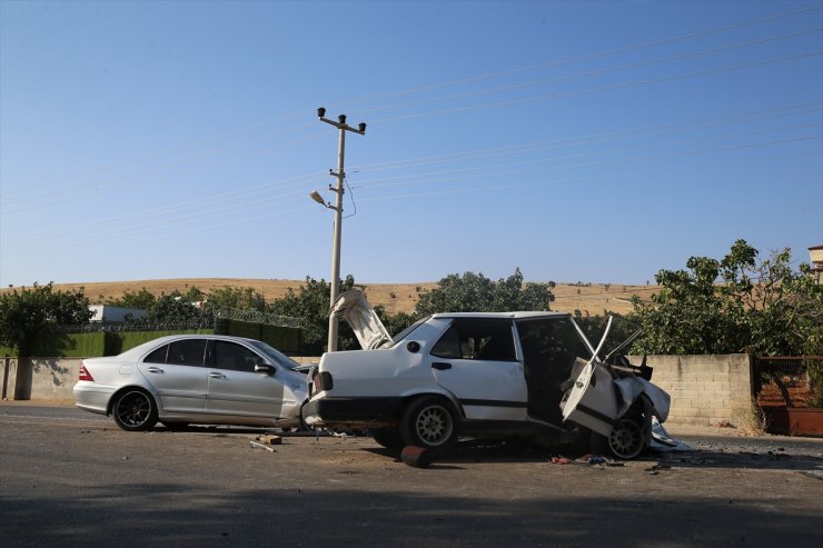 GÜNCELLEME - Gaziantep'te 2 otomobil çarpıştı, 1 kişi öldü, 5 kişi yaralandı