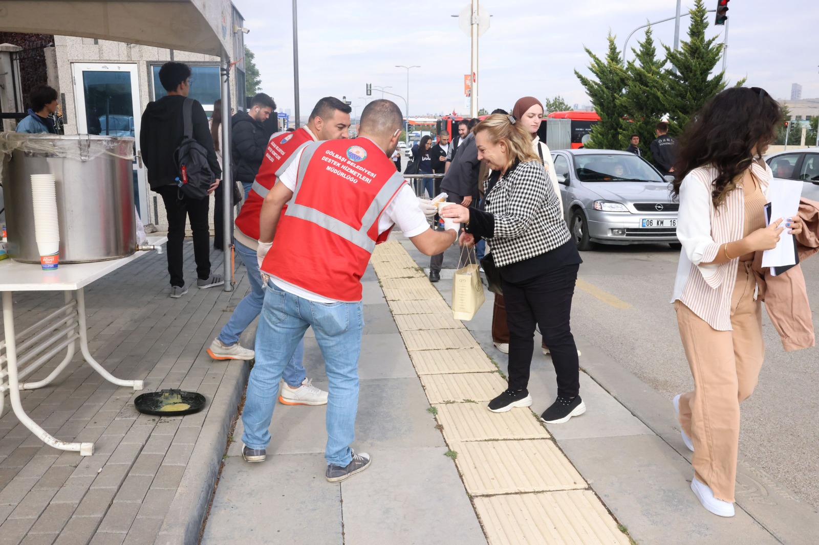 Gölbaşı Belediyesi, öğrencilere sıcak çorba ikram etti