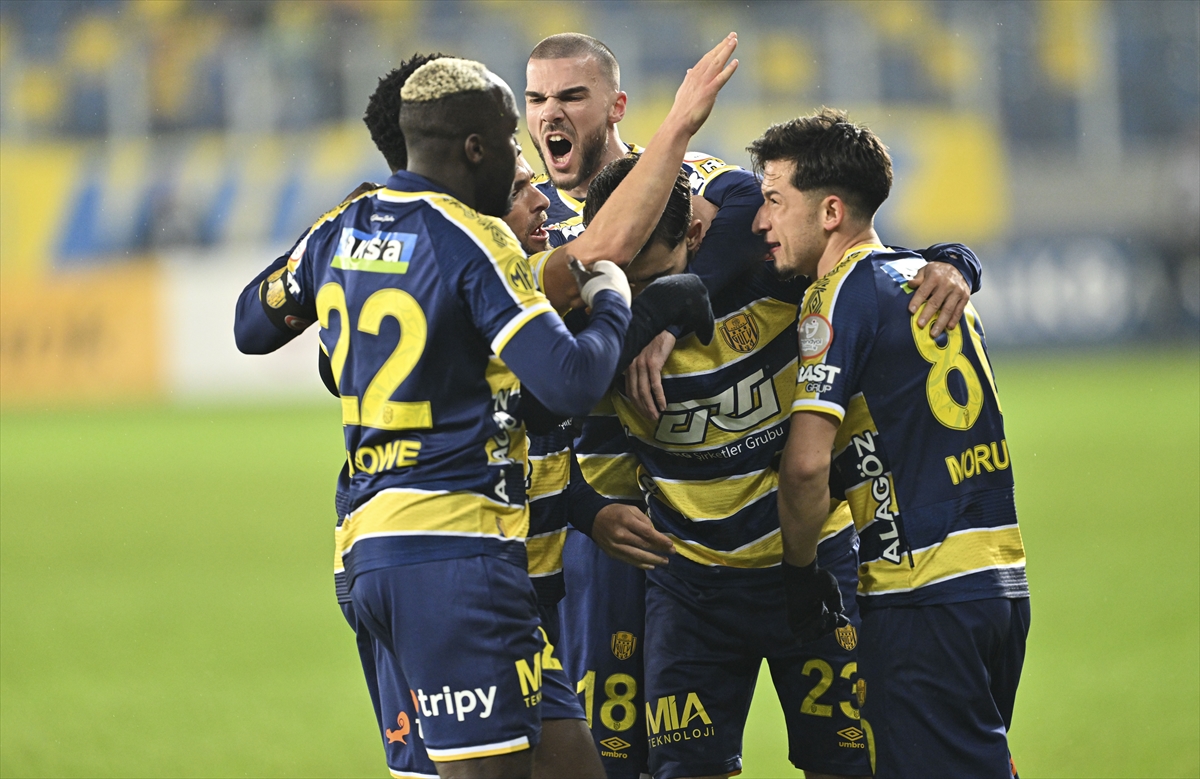 aa-20231211-33160017-33160013-mke-ankaragucu-caykur-rizespor.jpg