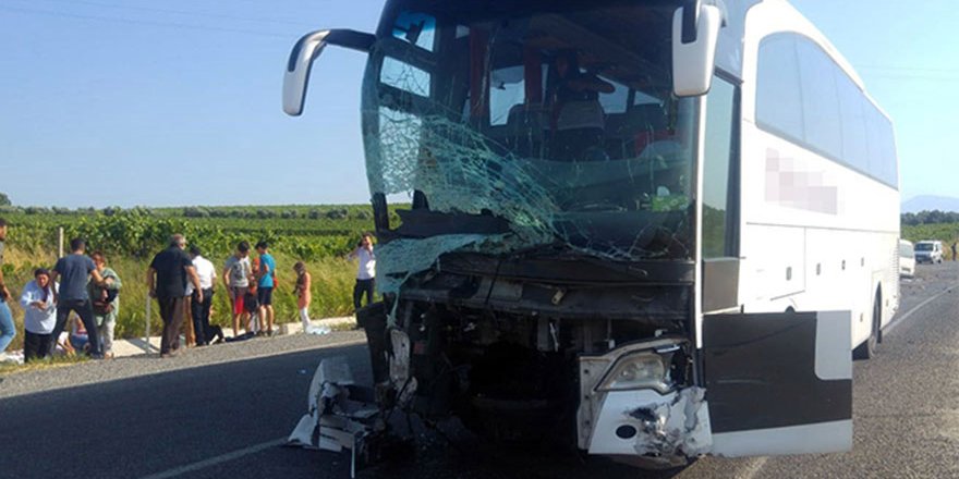 Manisa'da otobüs ve minibüs çarpıştı: 6 ölü, 22 yaralı