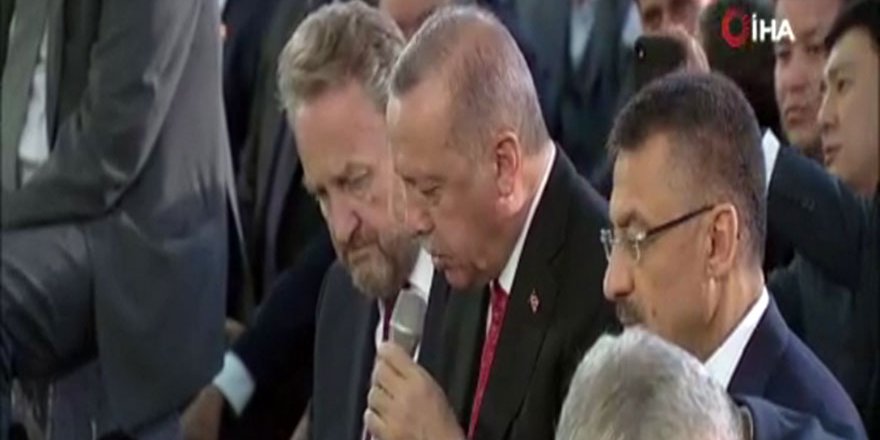 Cumhurbaşkanı Erdoğan, şehitler için Kur'an-ı Kerim okudu