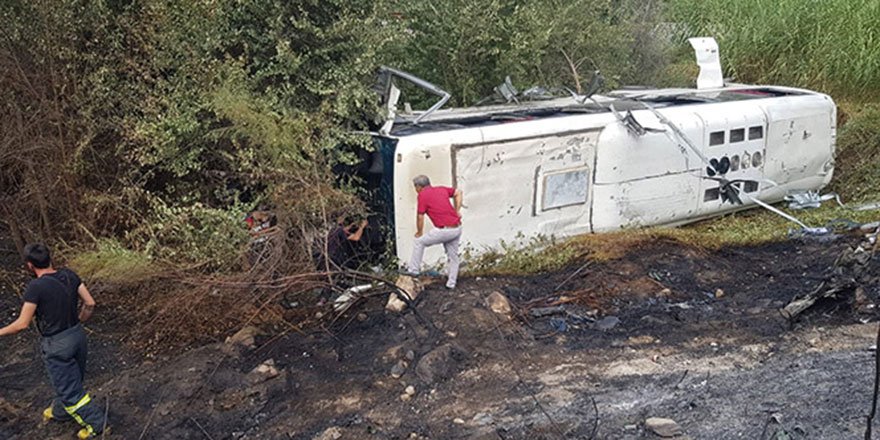 Aydın'da devrilen servis otobüsü alev aldı