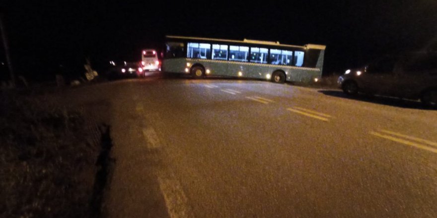 Ankara'da şoförünün direksiyon hakimiyetini kaybettiği halk otobüsü tarlaya düştü